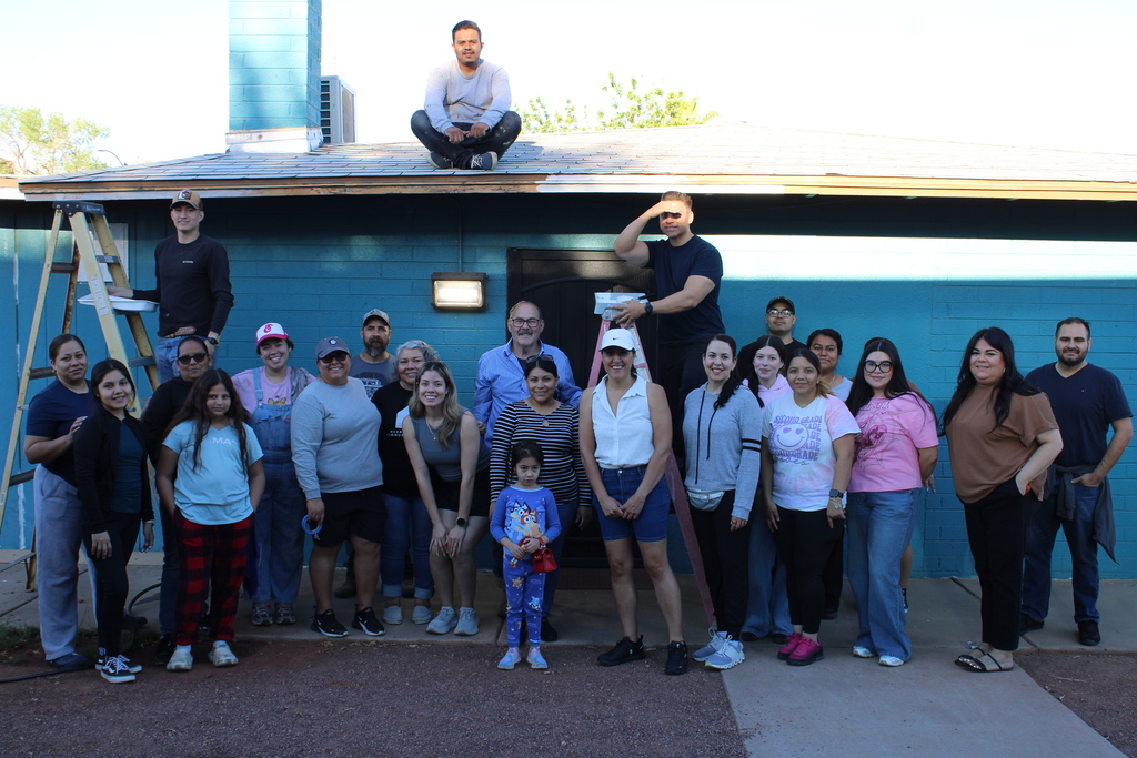Group photo of volunteers during HOI house painting