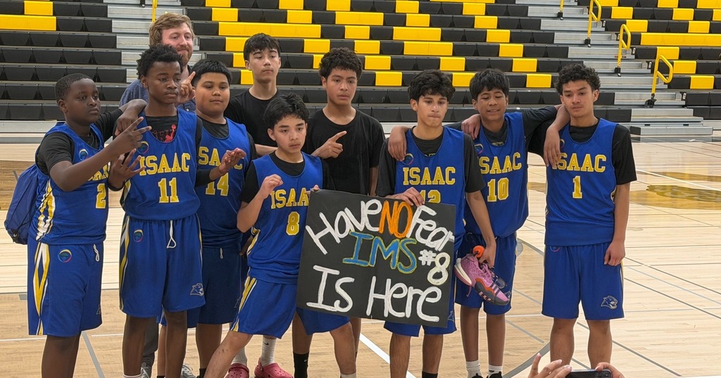 Isaac Middle School Boys Basketball Team posing at the iDAC Tournament