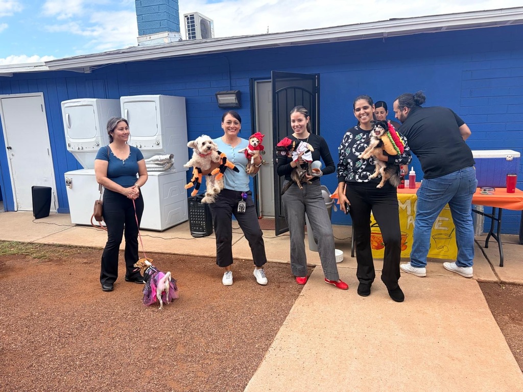 💛 Thank you for joining us for Community Resource Day at La Casita Azul! We enjoyed a yoga session and an adorable dog costume parade, with free costumes provided by AAWL. 🧘‍♀️🐶🎃 Everyone looked spectacular, and every pup was a winner!  Join us for our monthly resource days. Thank you for helping us build a stronger community with IMS! 🐾
