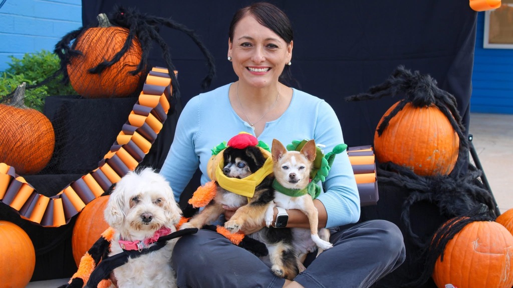 💛 Thank you for joining us for Community Resource Day at La Casita Azul! We enjoyed a yoga session and an adorable dog costume parade, with free costumes provided by AAWL. 🧘‍♀️🐶🎃 Everyone looked spectacular, and every pup was a winner!  Join us for our monthly resource days. Thank you for helping us build a stronger community with IMS! 🐾