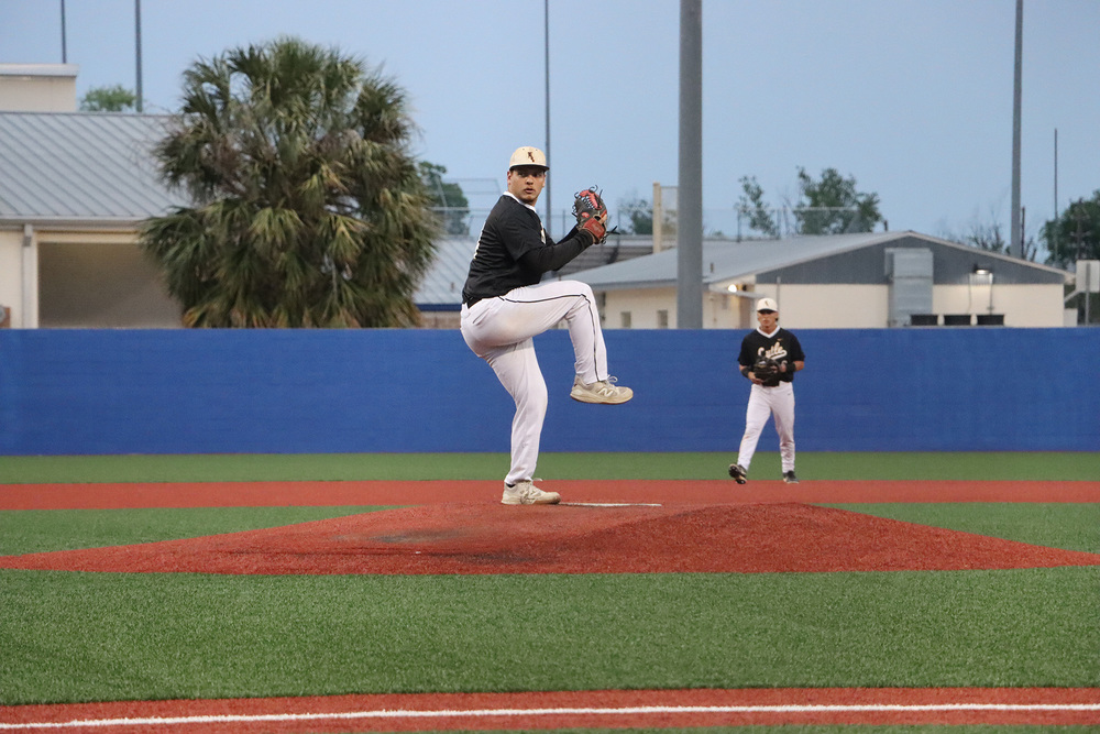 Devin Cordova pitching