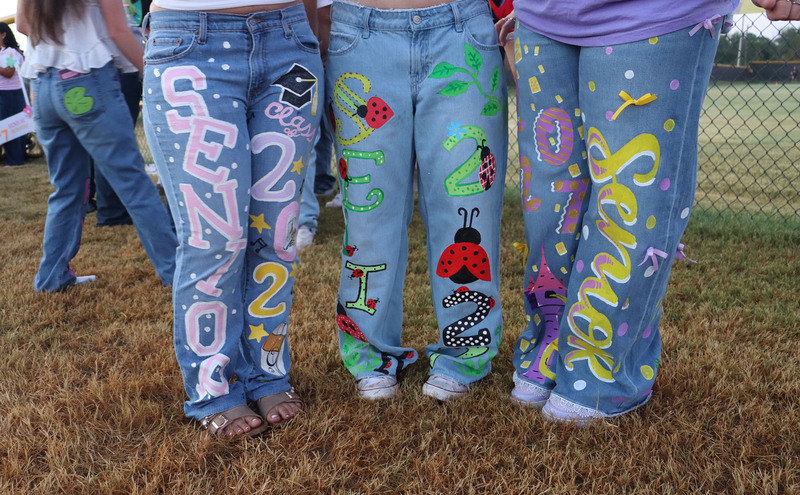 Seniors show off their decorated pants