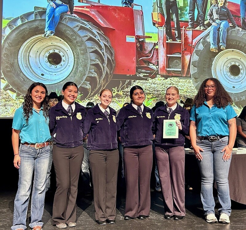 FFA students receiving award