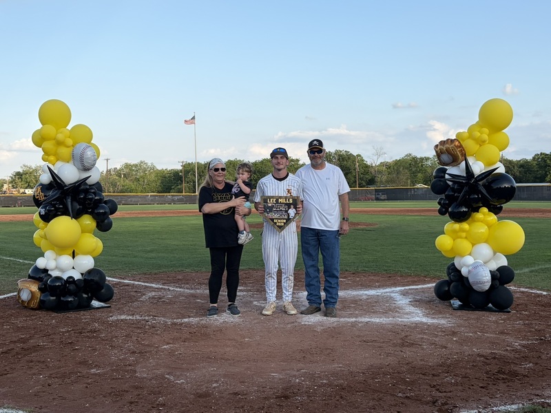 Lee Mills and family