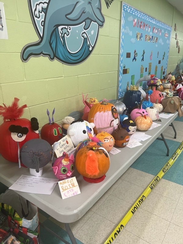 Book character pumpkins - picture of the whole table Book character pumpkins - picture of the whole table