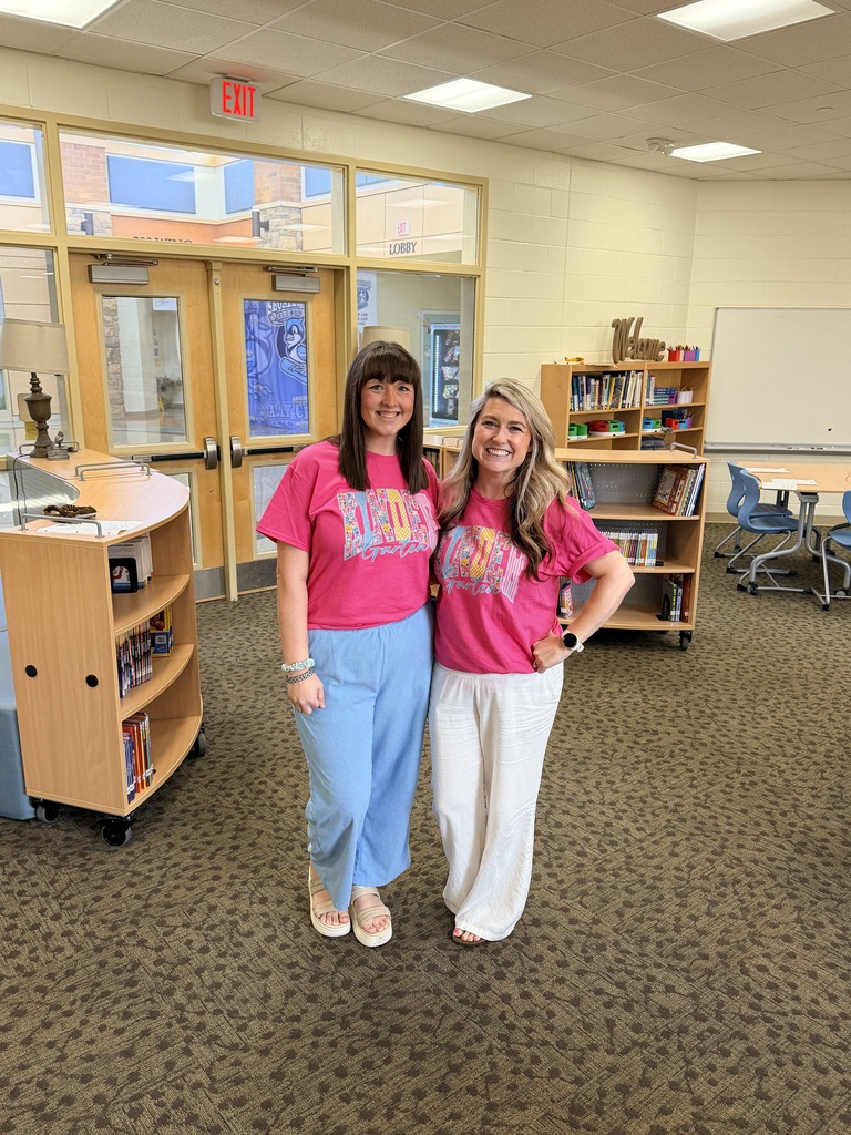 Teachers dress like twins! 