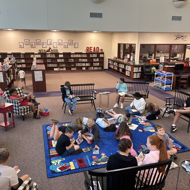 students in the library 
