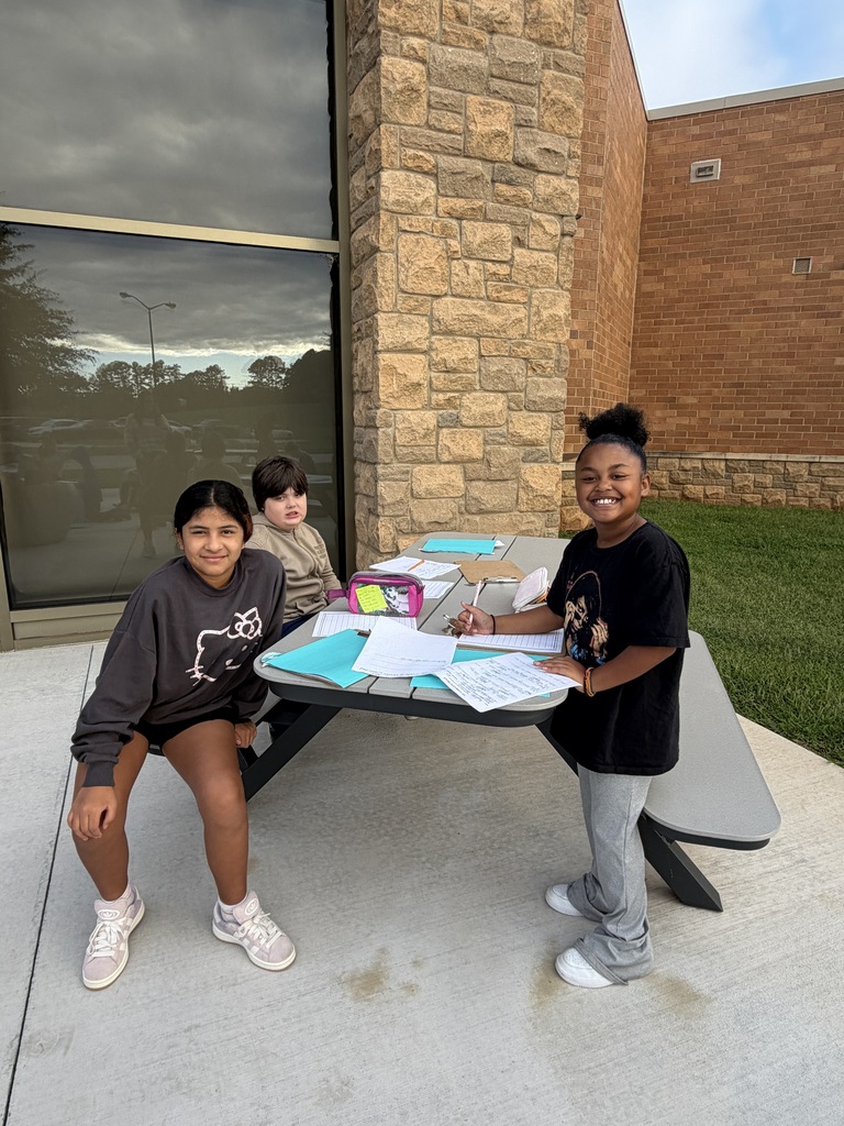 Students reading outdoors!