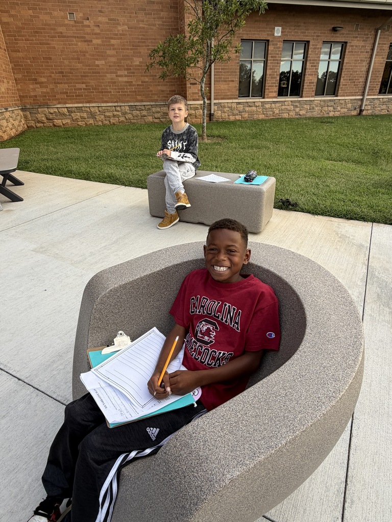 Students reading outdoors!
