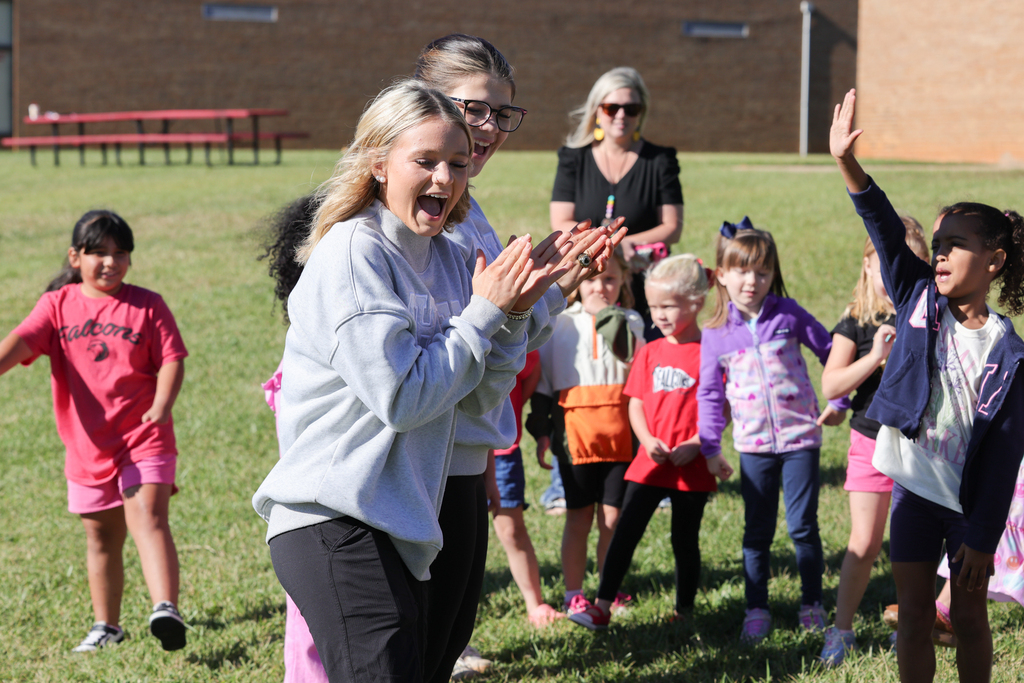 Chesnee Athletes pay a special visit to Students at Mayo Elementary 