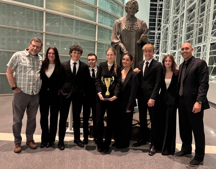 photo of mock trial team posing with trophy