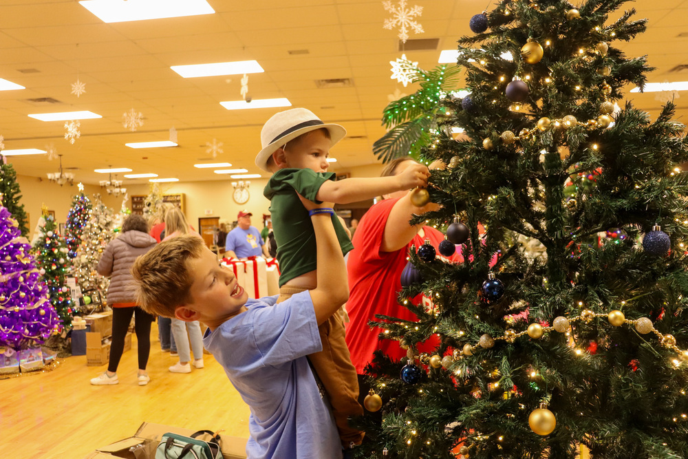 O.M. Tiffany students and teachers decorating the Golden Eagle tree