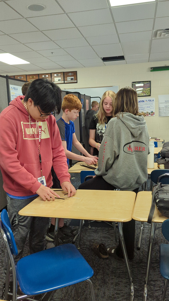 CHS students building towers for freshman focus