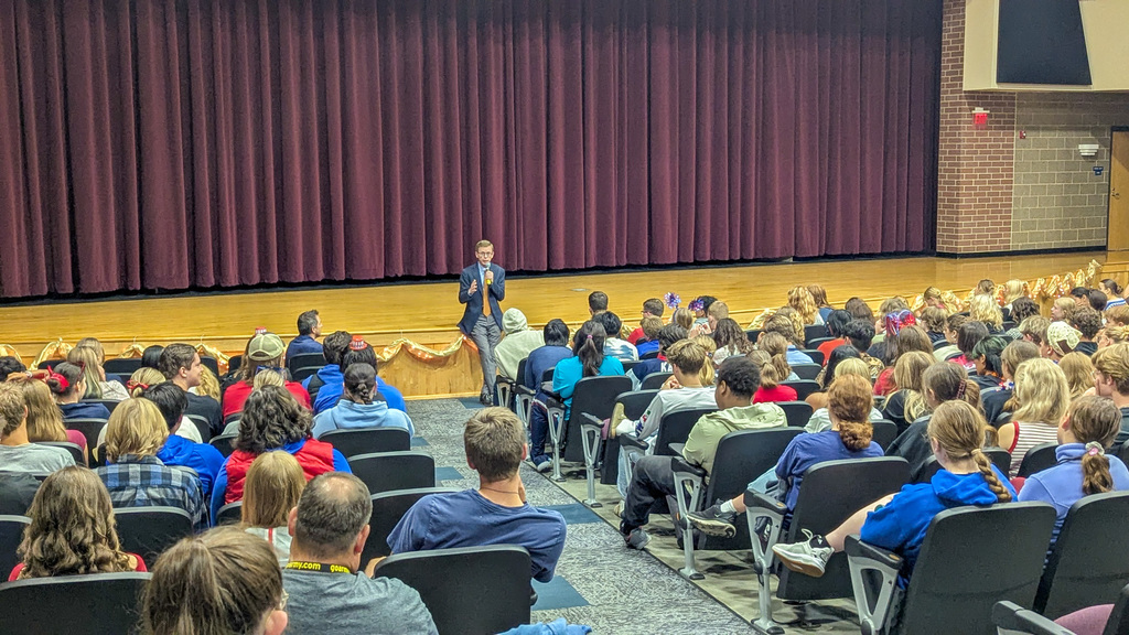 Dusty Johnson visiting with CHS students