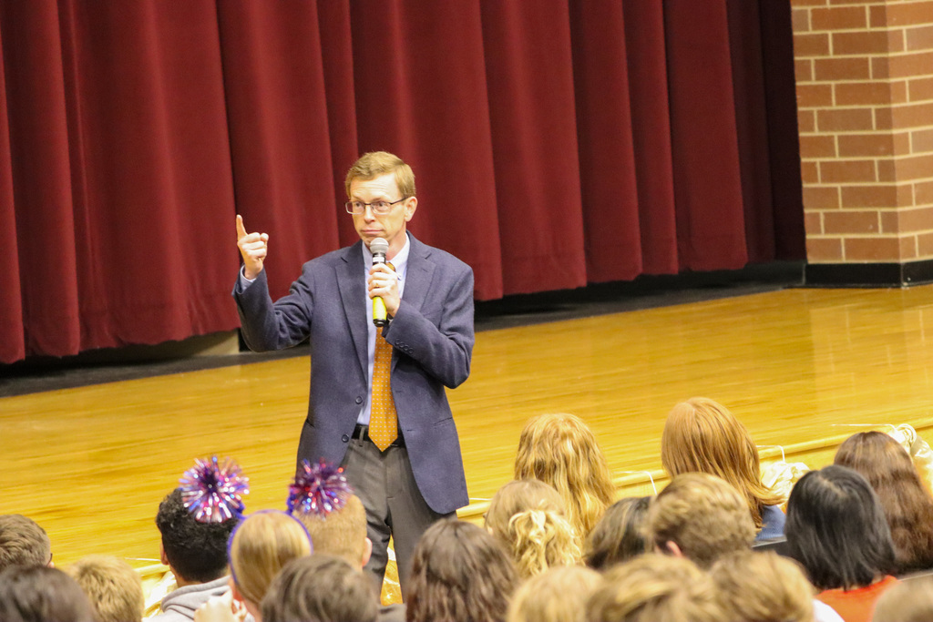 Dusty Johnson visiting with CHS students