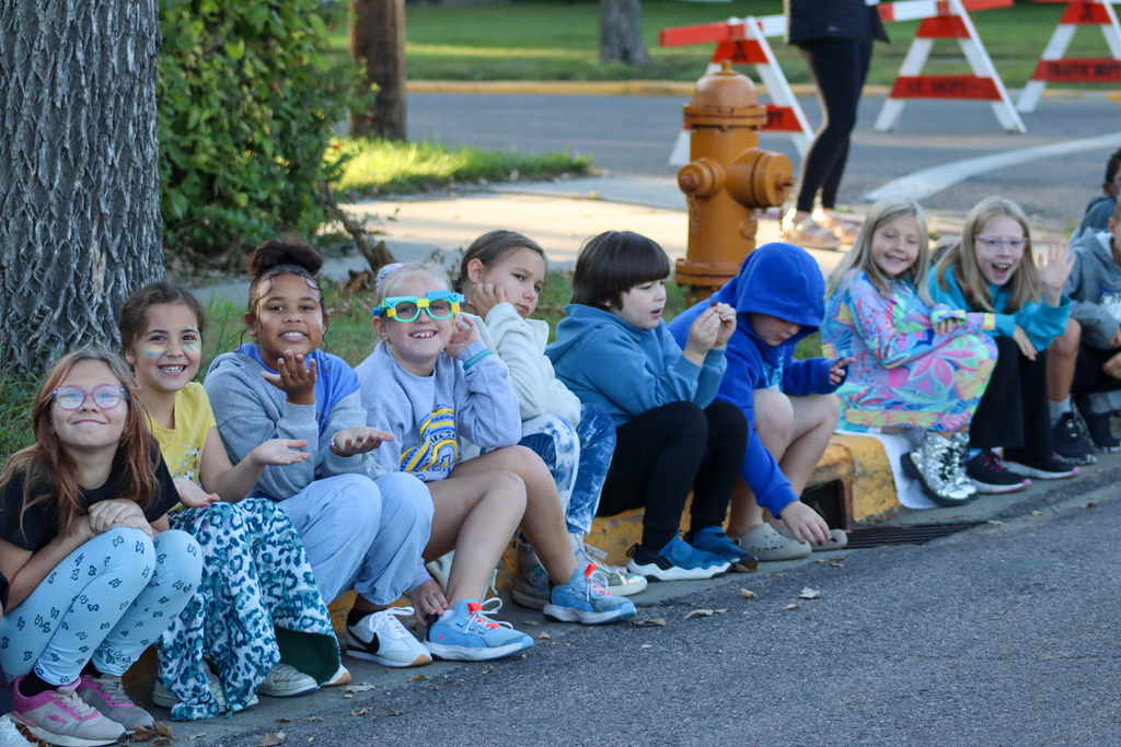 Simmons Elementary students watching the SMS Parade