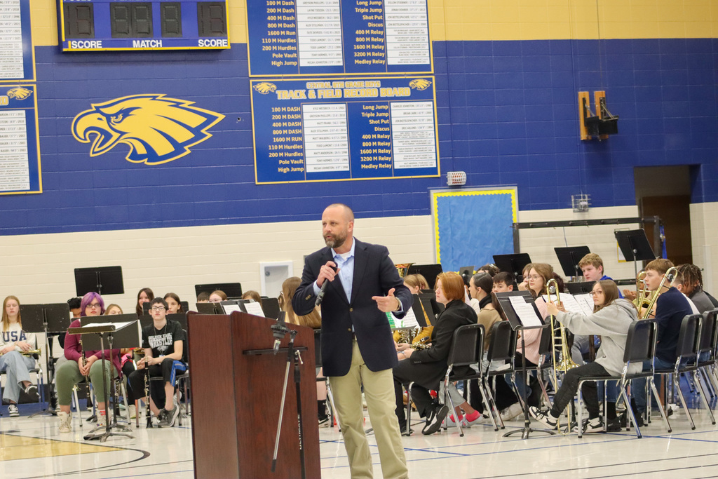Dan Kaiser speaking at SMS Veterans Day Assembly