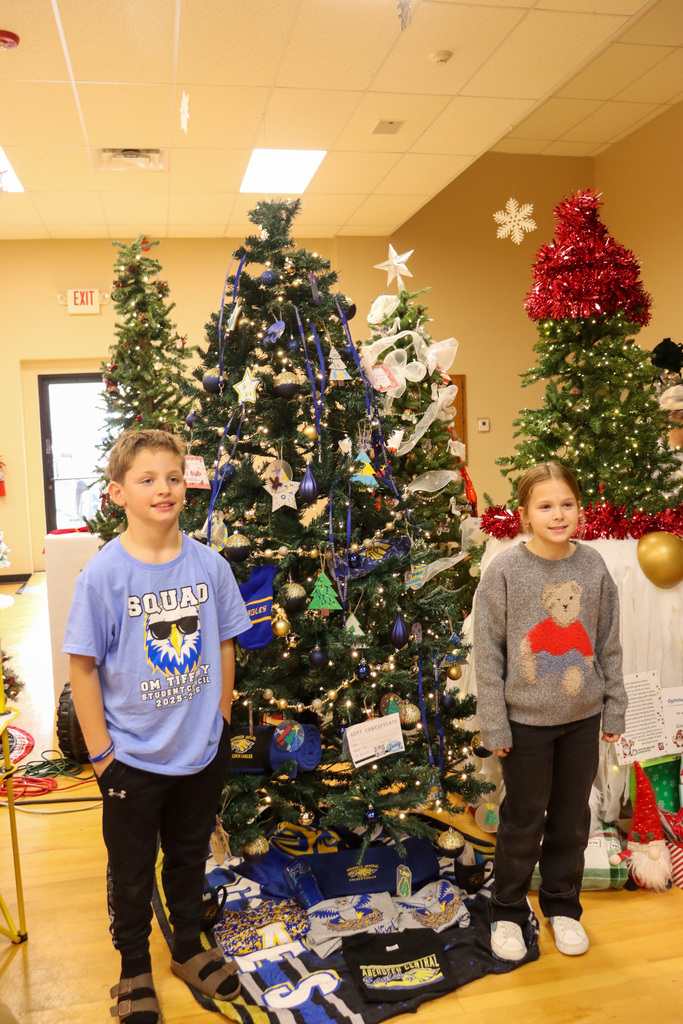 O.M. Tiffany students with the Golden Eagle tree at the Feztival of Trees