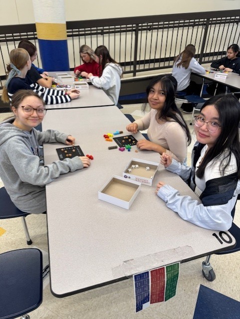 students playin genius square