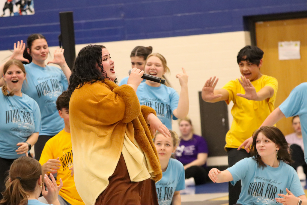CHS Show Choir performing at SMS