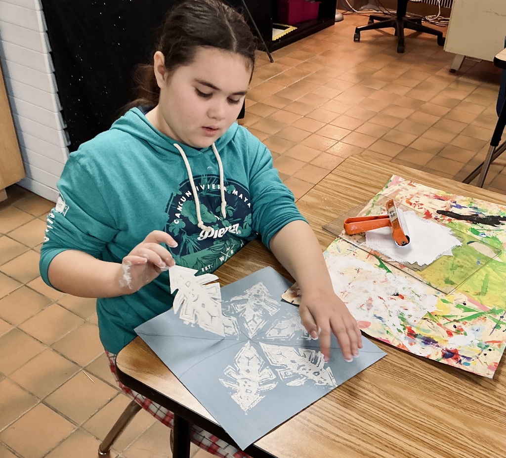 Lincoln student working on printmaking
