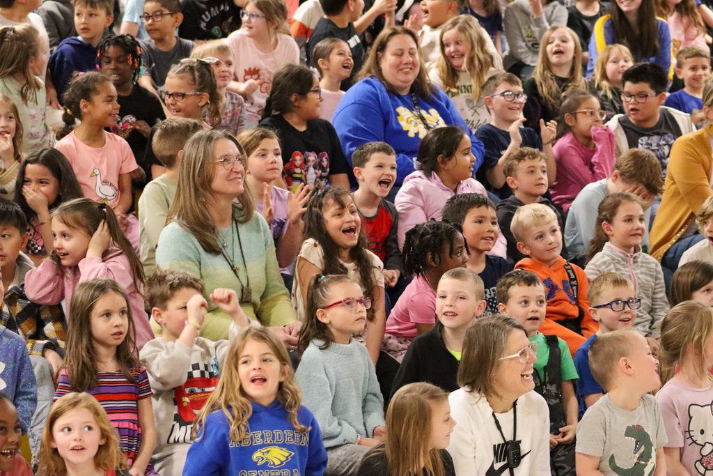 O.M. Tiffany students cheering in the crowd
