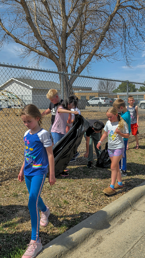 4th graders picking up around  May Overby on Earth Day