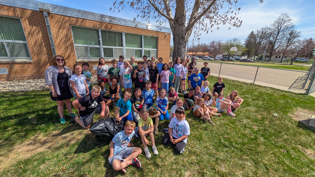 Group photo of 4th grade at May Overby on Earth Day