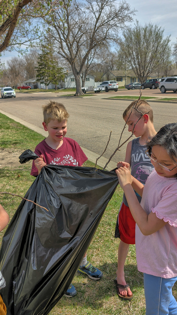 4th graders picking up around  May Overby on Earth Day
