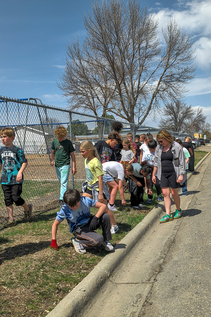4th graders picking up around  May Overby on Earth Day