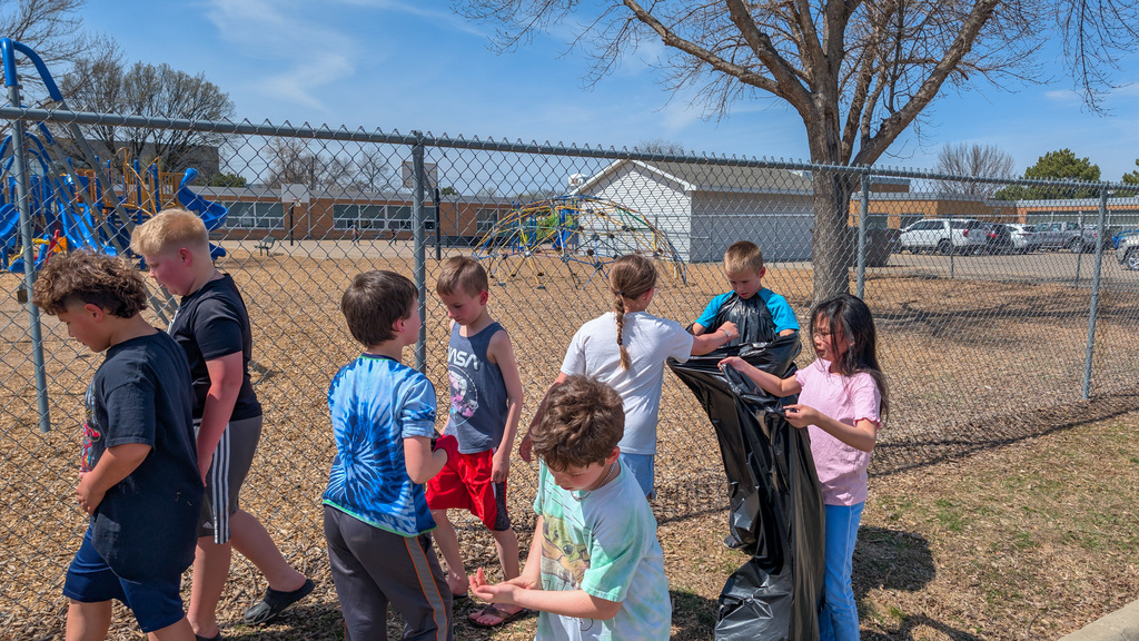 4th graders picking up around  May Overby on Earth Day