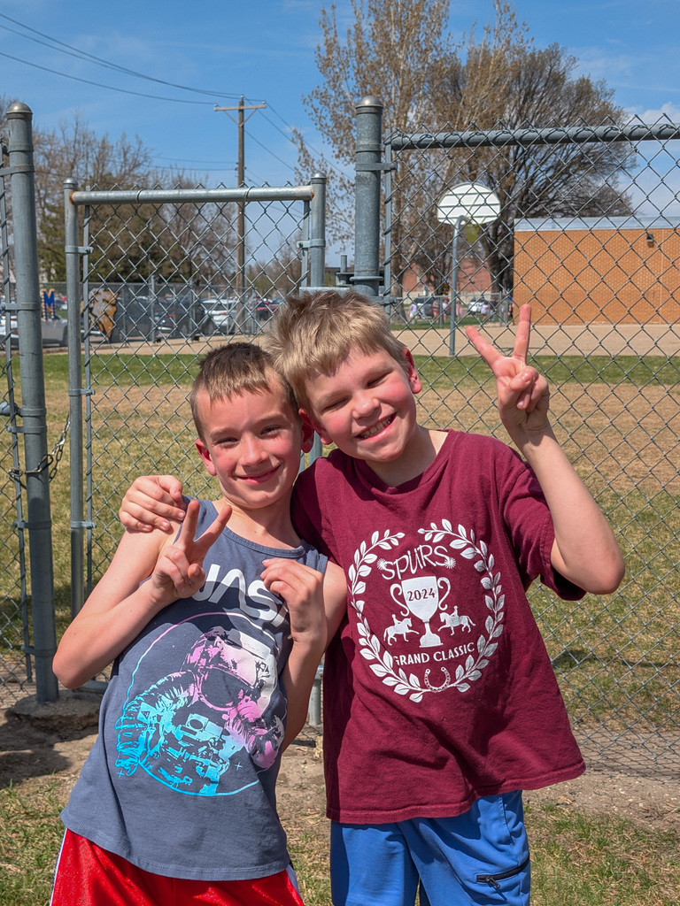 4th graders at May Overby on Earth Day