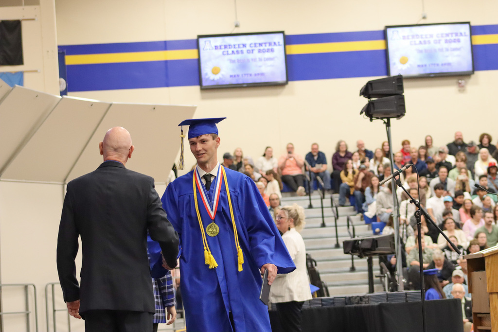 The valedictorian shaking the principal's hand