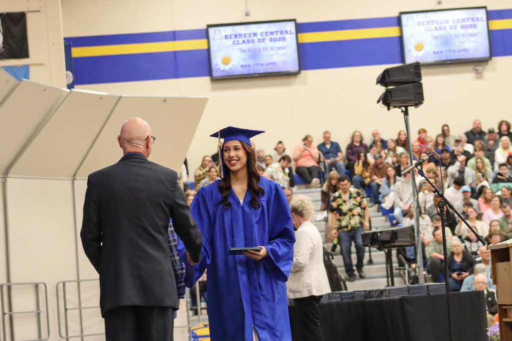 A graduate shaking the principal's hand