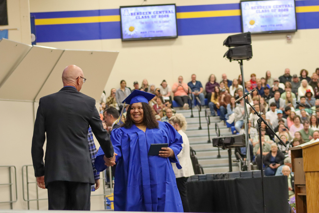 A graduate shaking the principal's hand