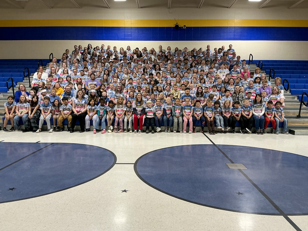 Lincoln Elementary students and staff group photo with their patriotic shirts