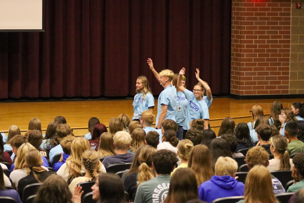 Eagle Squad members waving to freshmen and new students