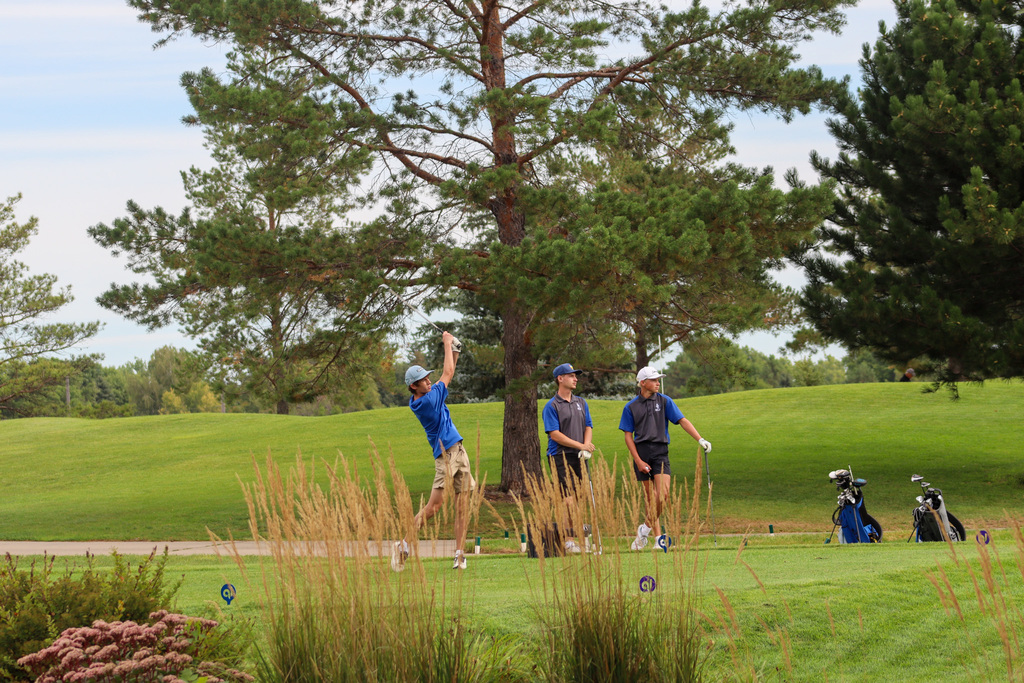 CHS boys golf team members on the golf course