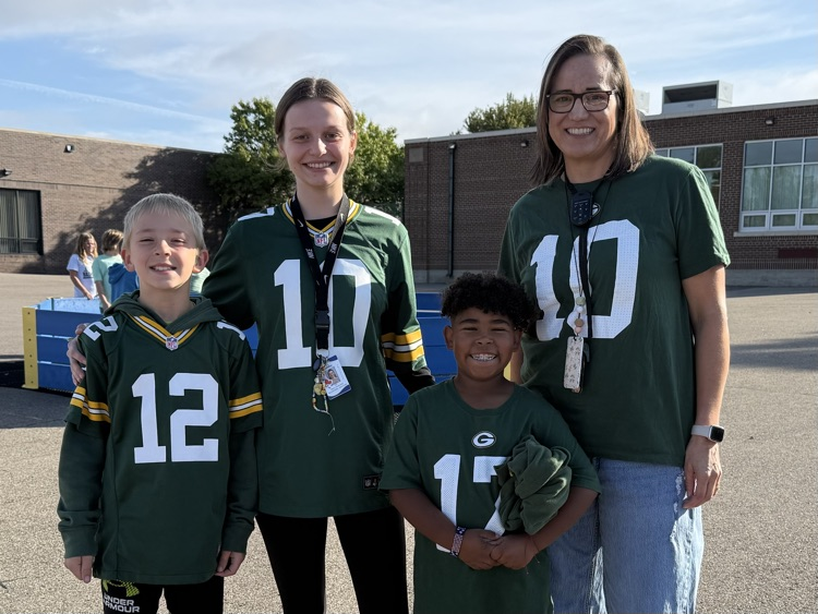 Day 22 of 170: Celebrating Sports Day with some love for the Packers. Sorry Vikings fans. GO PACK GO! #LovingLifeAtLincoln #GoEagles #AberdeenPublicSchools