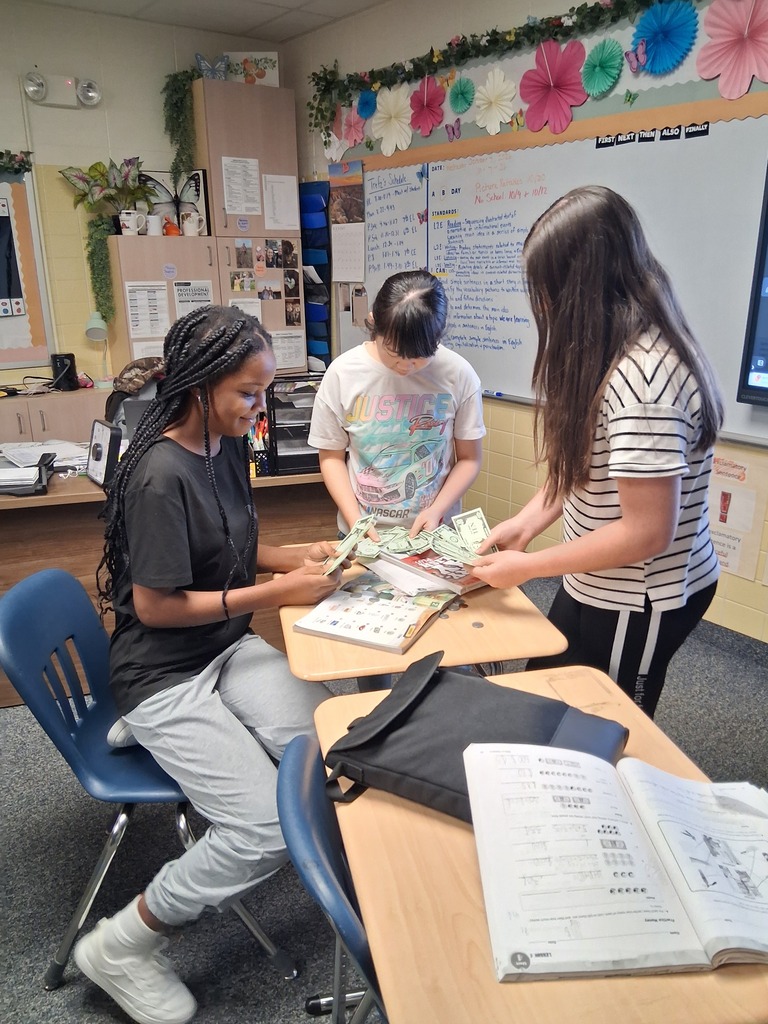 7th graders are identifying and counting money in English