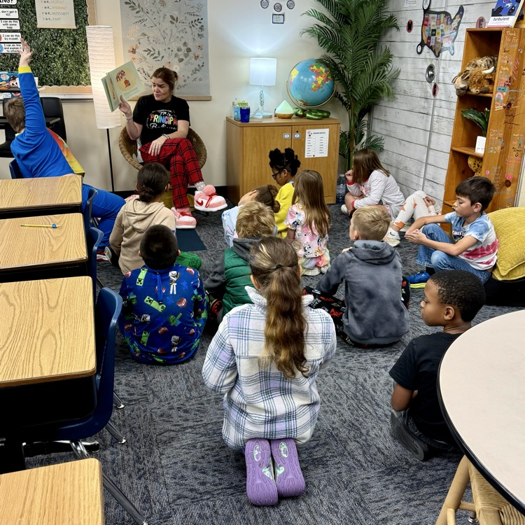 Mrs. Gatzemeyer came to read to Mrs. Ryan’s class today! #LovingLifeAtLincoln #GoEagles #AberdeenPublicSchools