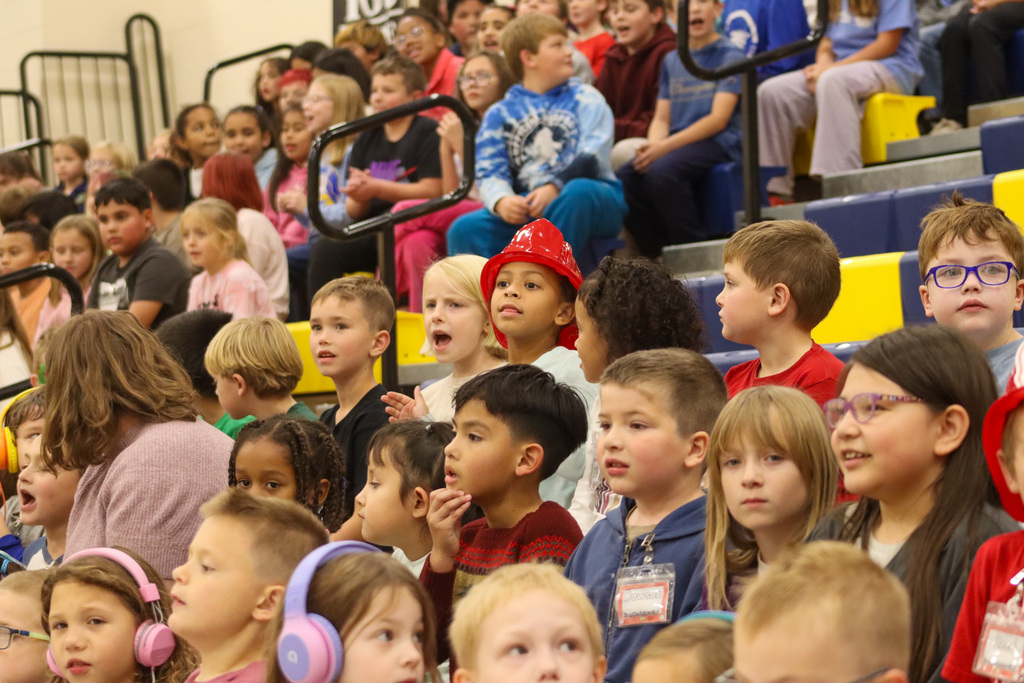 Students cheering during the free-throw contest