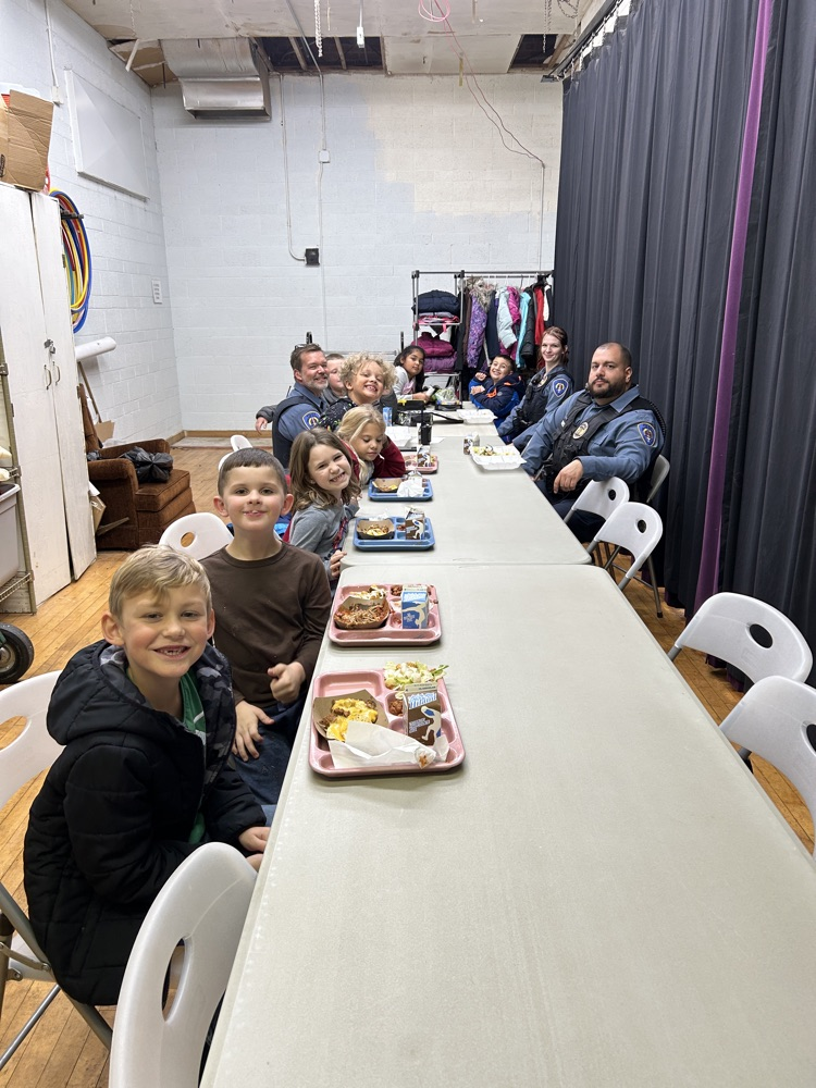 2nd graders eating with the police officers