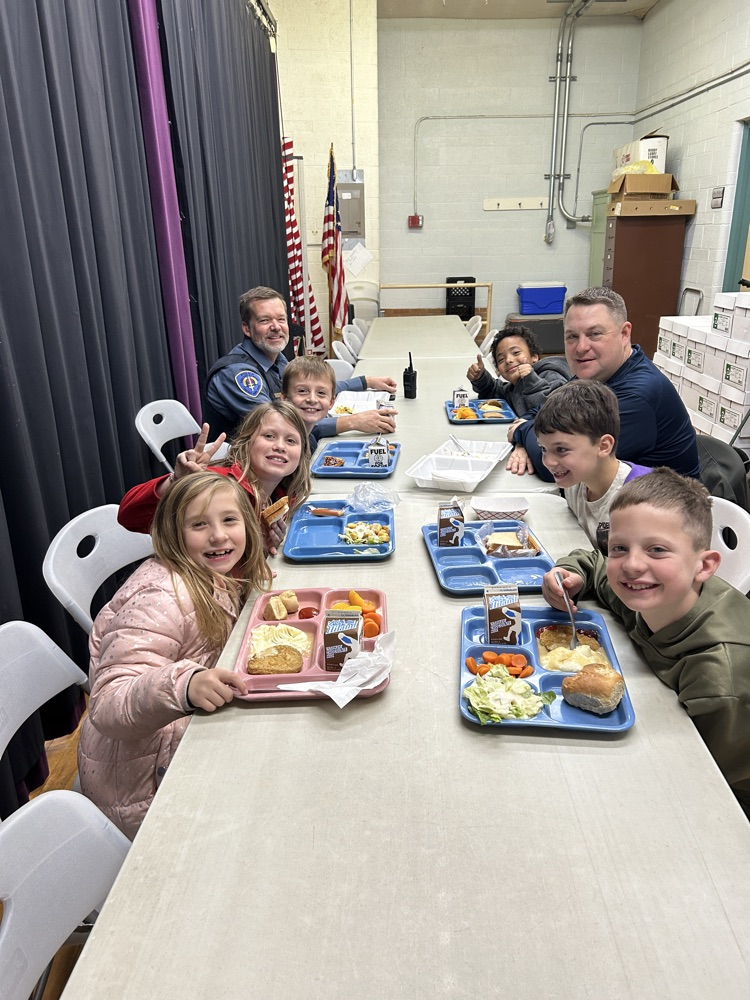 3rd graders eating with the police officers