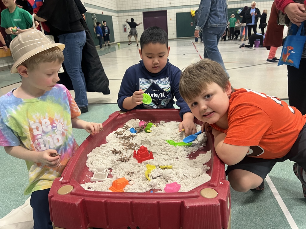 students digging on dino day