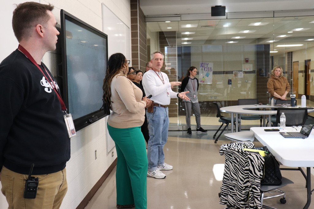 Dr. Lesesne leads a cultural proficiency discussion