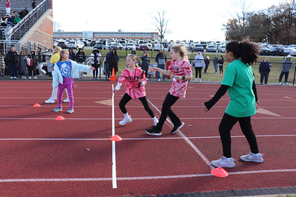 Roslyn students are the first to pass the baton