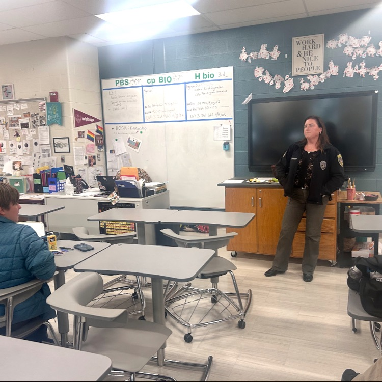 Detective Cartwright talking to students  