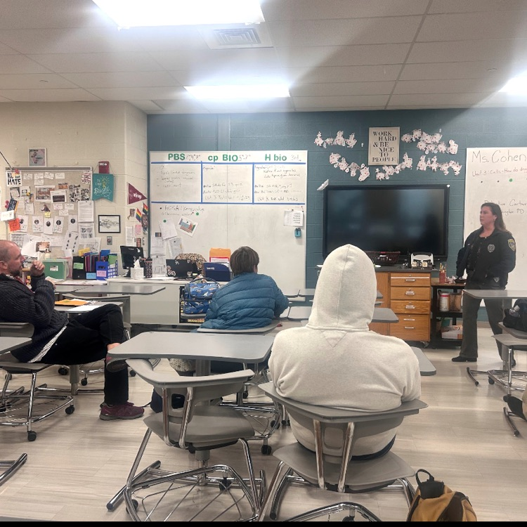 Detective Cartwright informing students about her career