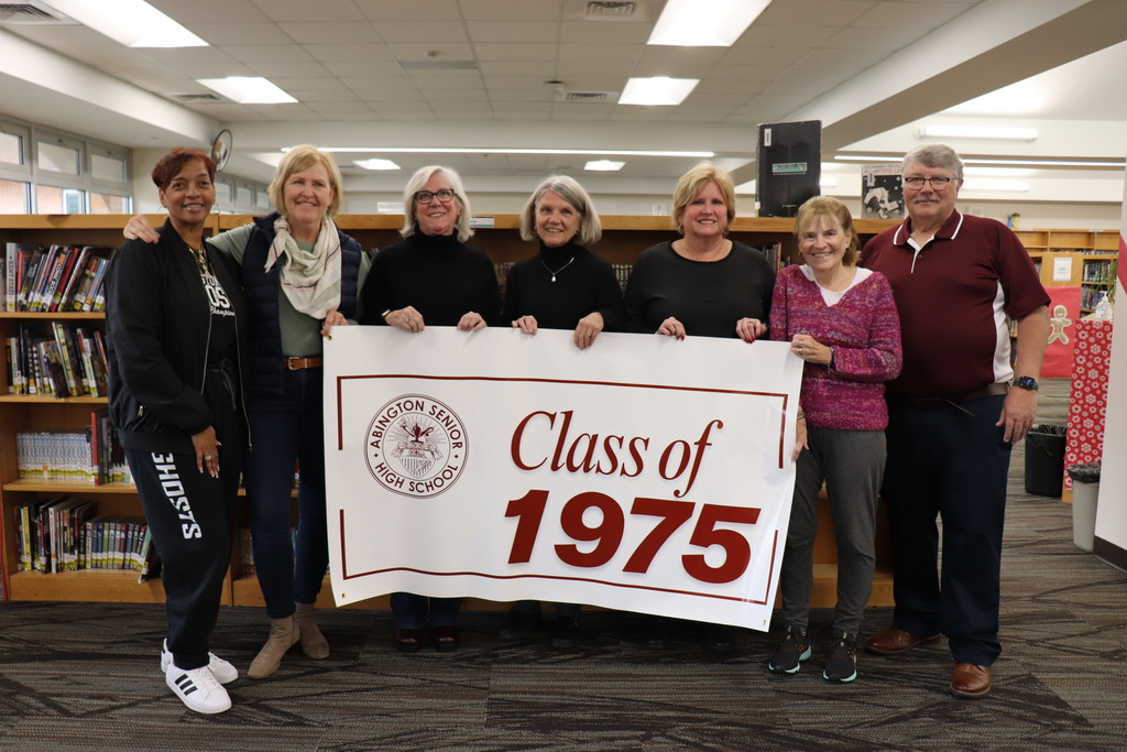 Dr. Swift with a group of the alumni holding a Class of 1975 sign